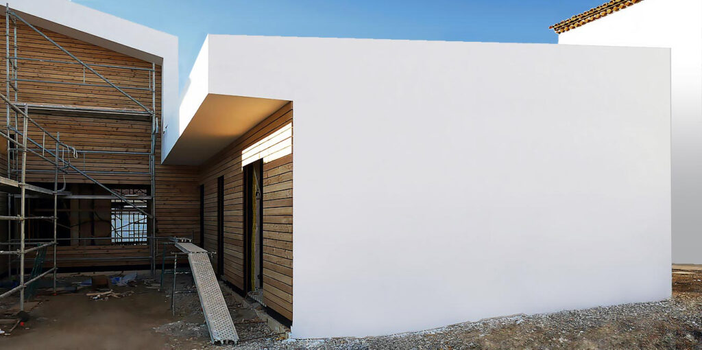 Aïllant de fibra de fusta de 60 mm. de gruix amb acabat exterior acrílic transpirable amb gra de 1,5 mm.